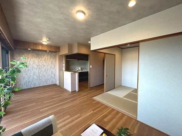 【CASA】ライオンズマンション千里丘ガーデンシティ 12.7帖のリビング。クロスを貼替しており新築気分でお過ごしいただけます。
