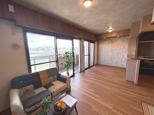【CASA】ライオンズマンション千里丘ガーデンシティ 陽光を遮る建物などがないため窓からたっぷりと光が差し込みます。