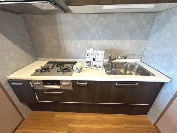 【CASA】ライオンズマンション千里丘ガーデンシティ システムキッチンは壁に向かうタイプ。お料理に集中できます。収納も十分にございます。