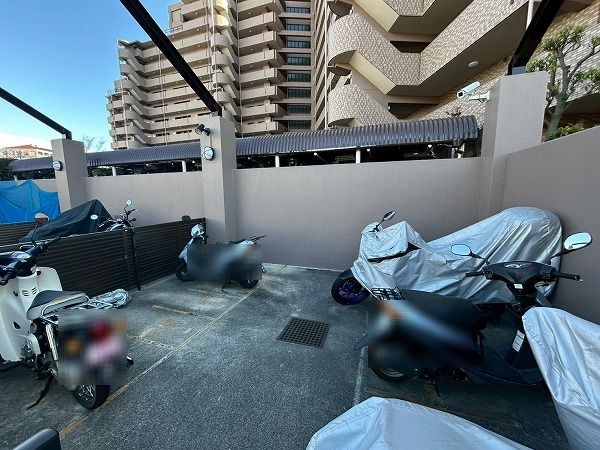 【CASA】ライオンズマンション千里丘ガーデンシティ バイク置場がございます。空き状況についてはお問合せくださいませ。