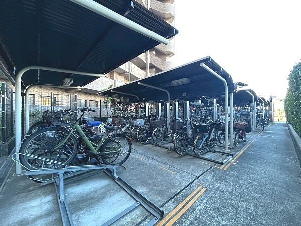 【CASA】ライオンズマンション千里丘ガーデンシティ 屋根付きの自転車置き場です。