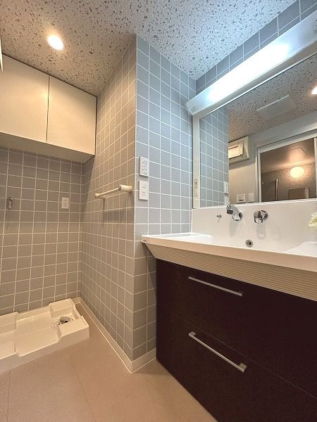 【CASA】ライオンズマンション千里丘ガーデンシティ ワイドな洗面には足元に収納もあります。壁付け水栓でお掃除もラクラク♪