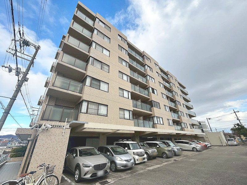 【CASA】フォルム逆瀬川 すっきりとした外観アプローチが清潔に保たれたエントランスが、日々の暮らしを心地よく迎えてくれます。