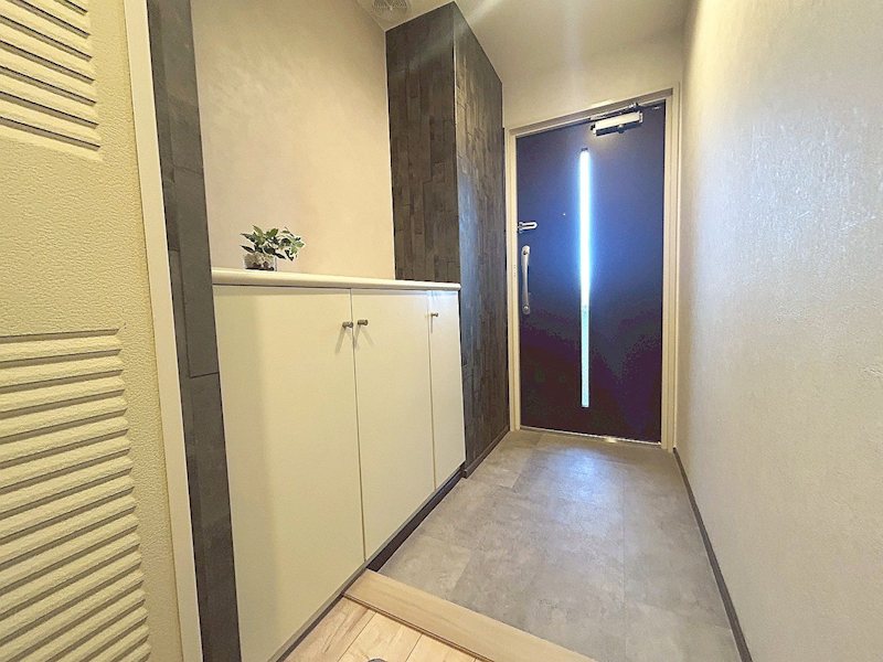 【CASA】フォルム逆瀬川 白基調の玄関は明るく帰宅時にホッとした気持ちなになれます♪