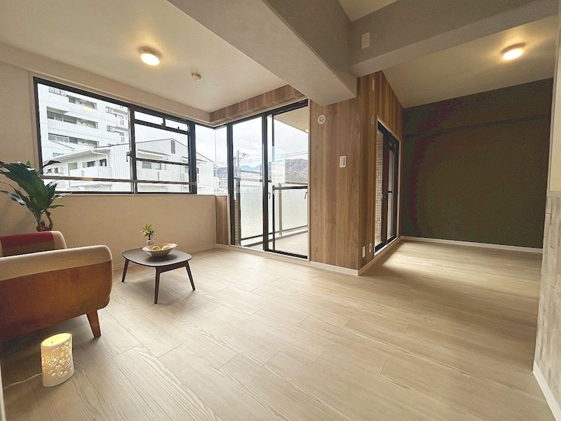 【CASA】フォルム逆瀬川 南向きリビングは日当たりもよく、心地よい空間です♪