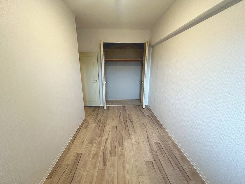 【CASA】フォルム逆瀬川 4.2帖の洋室。子供部屋に最適です♪
