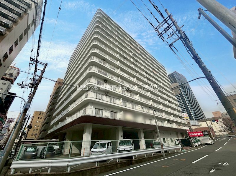 近鉄淀川リバーサイド 存在感のある外観が目を引く大規模マンション。白を基調とした落ち着いた佇まいで、昼間は明るく開放感があります。