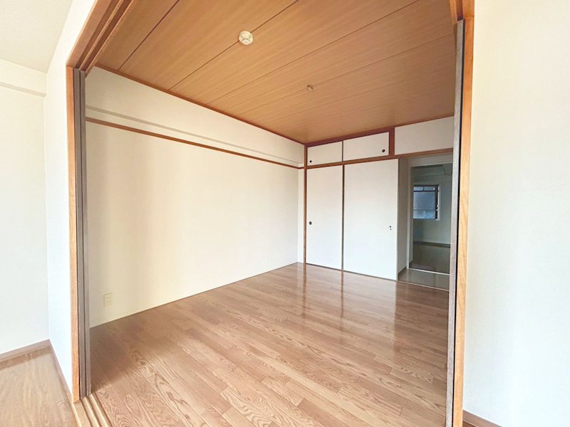 デ・リード烏丸東 各居室には収納スペースを設け、衣類もお荷物もスッキリ収納していただけます！