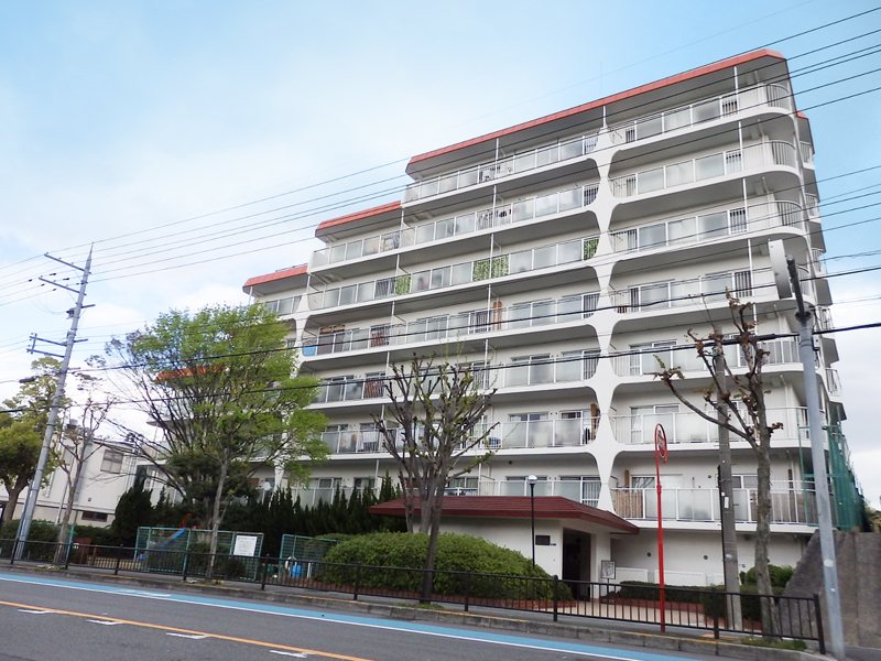 【CASAの仲介】豊中緑ヶ丘サンハイツ　落ち着いた住環境の第一種中高層住居専用地域に位置する、総戸数155戸のマンションです。