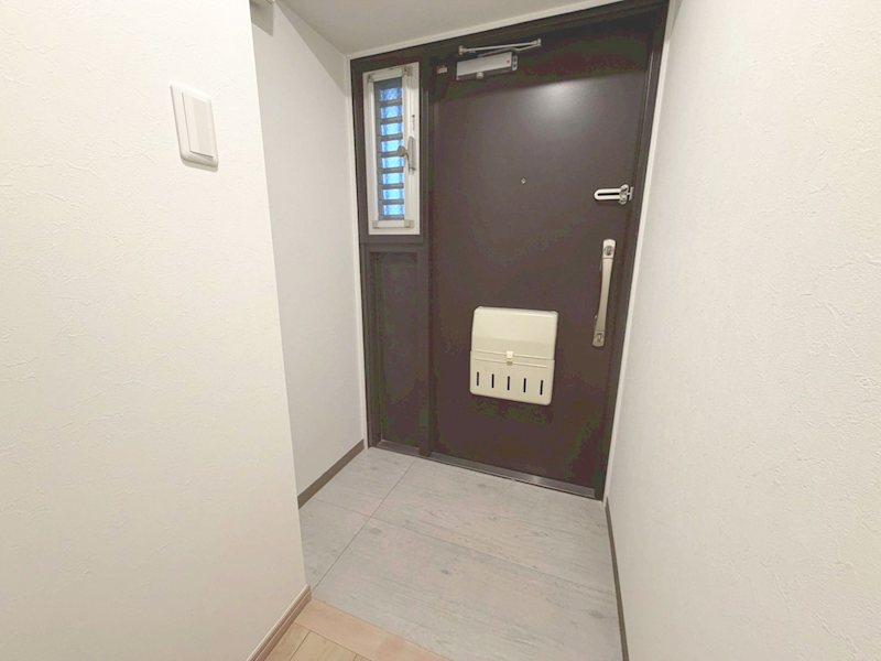 向島ニュータウン第3街区G棟 シューズボックスがなく、玄関空間を広々と開放的に見せ、空間を自由な目的にお使いいただけます。