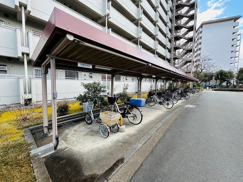 向島ニュータウン第3街区G棟 駐輪場・バイク置き場は各1台分まで無料です
