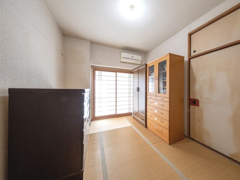 【CASA】朝日プラザ高槻ウエスト・ヒルズA棟   和室の温もりが心地よい多目的空間。たっぷり収納で片付くので、趣味の部屋やお昼寝にも最適。光差し込む窓辺でゆったり過ごす休日を過ごしませんか。