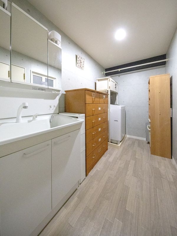 【CASA】朝日プラザ高槻ウエスト・ヒルズA棟   忙しい朝にご家族そろって身支度をしてもゆとりのあるゆったりとできる洗面所。