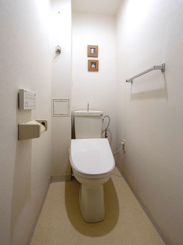 【CASA】朝日プラザ高槻ウエスト・ヒルズA棟   白を基調とした清潔感あふれるトイレ空間。温水洗浄便座完備で毎日を快適にサポート。