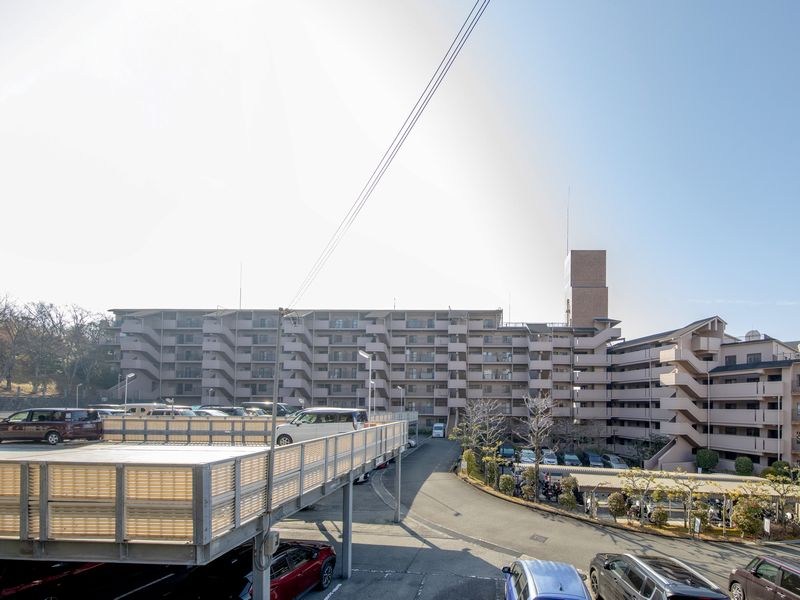 【CASA】朝日プラザ高槻ウエスト・ヒルズA棟   上層階のバルコニーから見える眺望。四季の移ろいを眺めながらお過ごしいただけます。