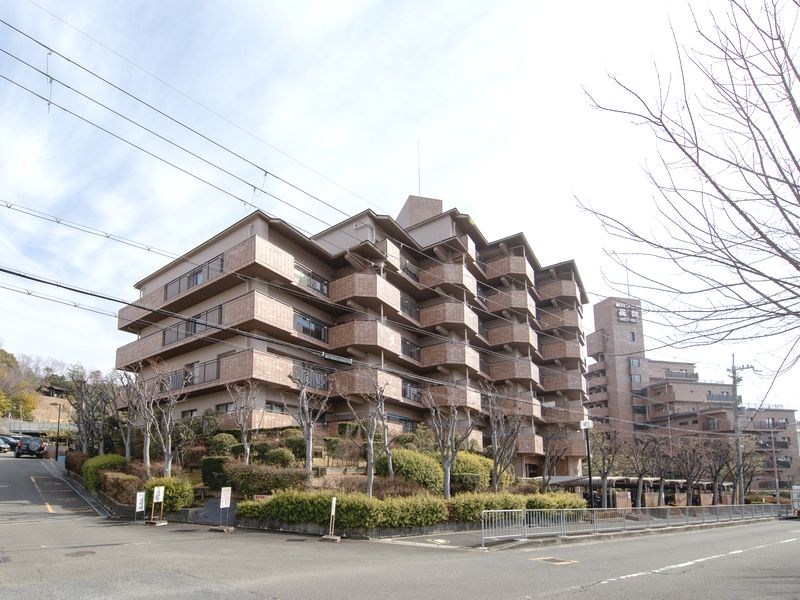 【CASA】朝日プラザ高槻ウエスト・ヒルズA棟   開放感あふれるバルコニーから見渡す、豊かな緑と青い空。毎日が深呼吸したくなるような心地よさ。陽光降り注ぐ明るい室内で、家族との団らんを。
