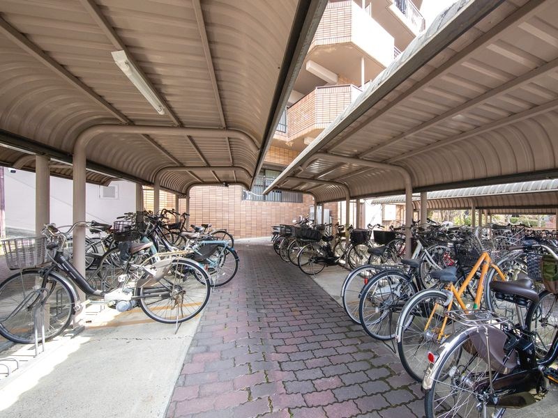 【CASA】朝日プラザ高槻ウエスト・ヒルズA棟   大切な自転車を雨風から守る屋根付き駐輪場。お子様とのお出かけや毎日の買い物に大活躍！家族の健康と笑顔を育む、安心で便利な自転車ライフが始まります。