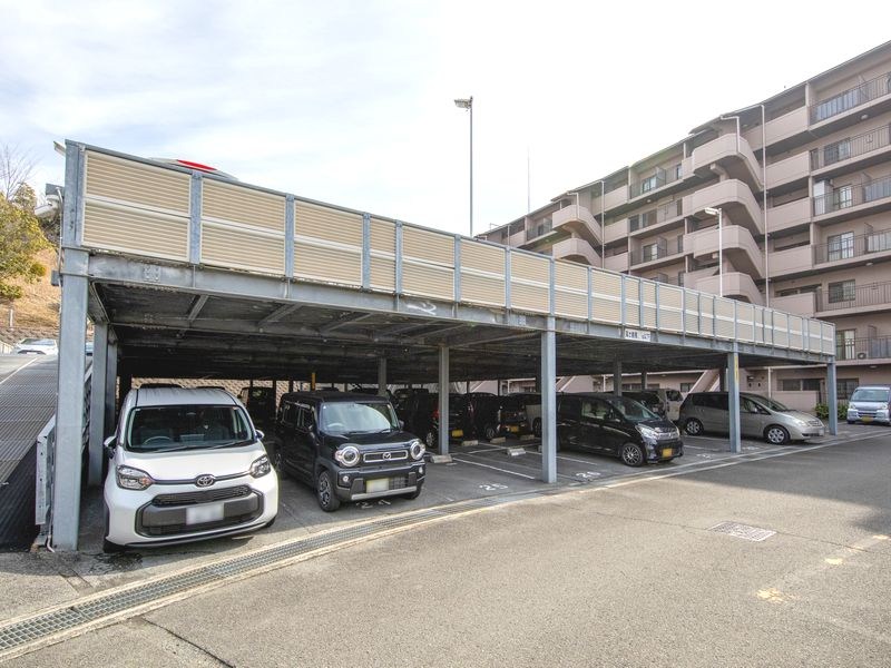 【CASA】朝日プラザ高槻ウエスト・ヒルズA棟   大切な愛車を雨風や日差しから守る屋根付き駐車場完備。出し入れスムーズなゆとりある設計で、毎日快適なカーライフをお約束！