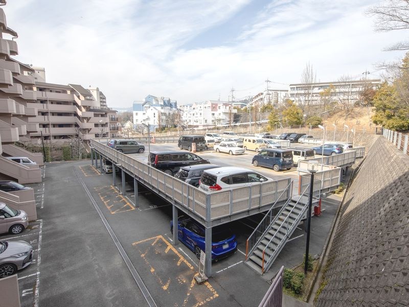 【CASA】朝日プラザ高槻ウエスト・ヒルズA棟   車生活を豊かにする多層式駐車場で安心カーライフ。家族と過ごす時間も増え、日々の買い物も楽々。快適な住環境で、理想の暮らしを実現しませんか？