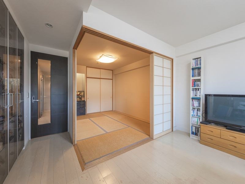 【CASA】グランノア高槻阿武山LUCE リビングに隣接した和の趣ある空間。襖を開け放てば広々LDKと一体化し、お子様のお昼寝や来客時にも便利です。