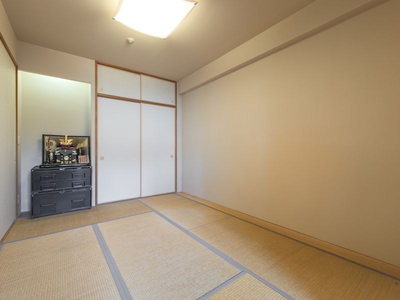 【CASA】グランノア高槻阿武山LUCE 畳敷きの和室は心安らぐ空間。お子様の遊び場、来客時のおもてなし、お昼寝にも最適です。