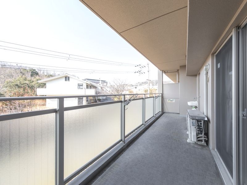 【CASA】グランノア高槻阿武山LUCE 洗濯物を干すのに最適な広々バルコニー！明るい日差しと爽やかな風が心地よく、毎日の家事が楽しくなります。