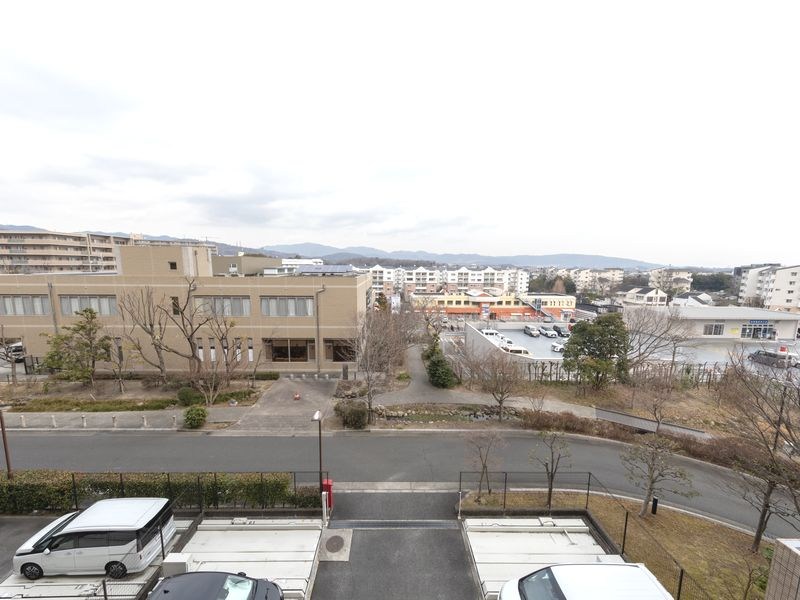 【CASA】グランノア高槻阿武山LUCE 目の前に広がる街並みと遠くの山々。空が広く感じられる開放的な眺望が日々の暮らしに安らぎを届けます。周辺には生活に便利な施設が点在し、快適な毎日をサポート。