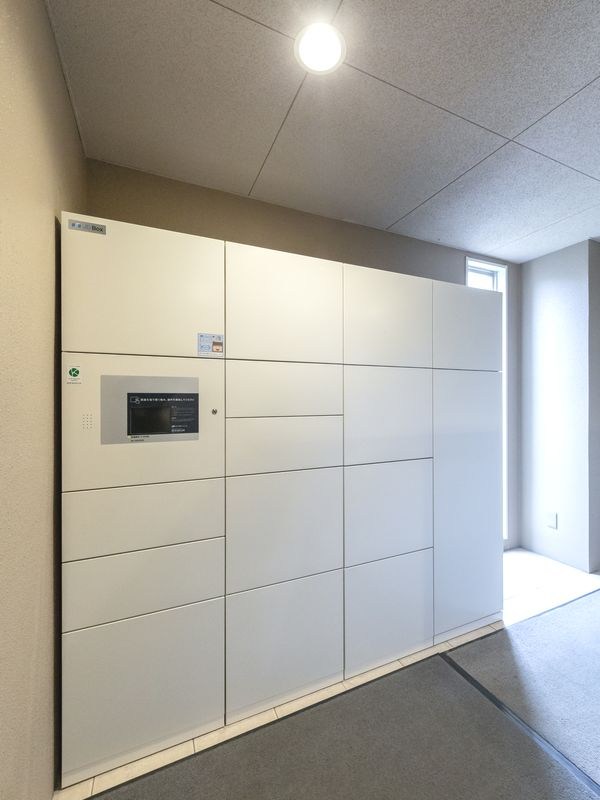 【CASA】グランノア高槻阿武山LUCE 便利な宅配ボックスを完備。不在時にも荷物を受け取ることができ、防犯対策にもなりますね♪