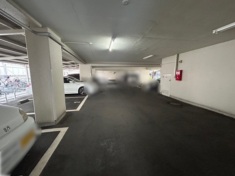 ファミリーコーポ江坂 共用部写真（駐車場）
