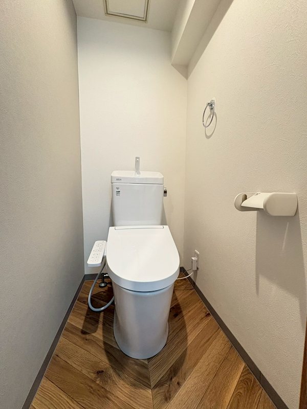 豊中緑丘パークマンション 快適な温水洗浄便座付きの広く明るいトイレです。