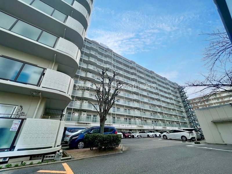 御幣島グリーンマンション 敷地内には十分な広さの駐車場が完備されています。交通機関を利用する方にも、車をお持ちの方にも便利な環境が整っています。