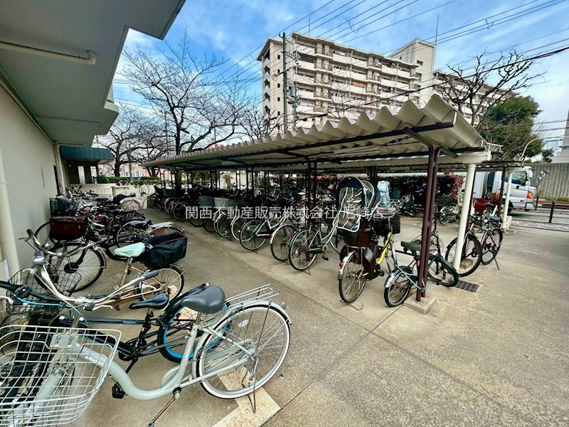 御幣島グリーンマンション 敷地内には駐輪場を完備しており、通勤や通学、お買い物にも便利です。詳細につきましてはお気軽にお問い合わせください。