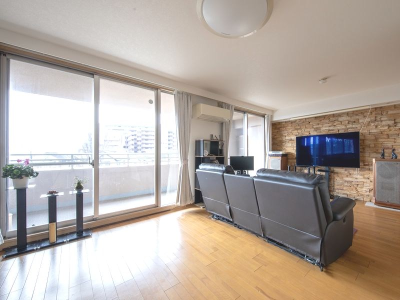 【CASA】ランフォルセ高槻パークガーデン≪LDK25帖超×ワイドスパンバルコニー≫ 陽光が降り注ぐ、温もりあふれるLDK。落ち着いた配色とデザイン天井が上質な寛ぎを演出します。