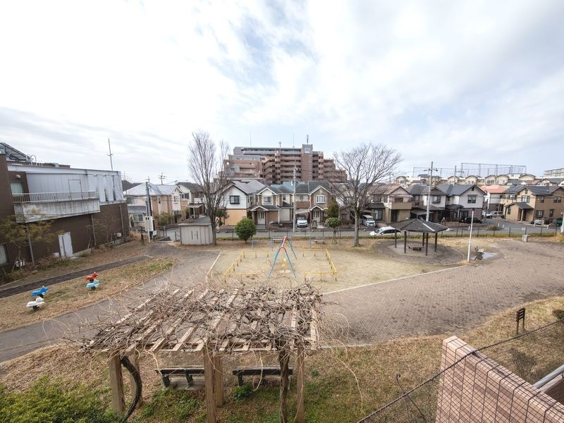 【CASA】ランフォルセ高槻パークガーデン≪LDK25帖超×ワイドスパンバルコニー≫ 周囲には公園があるため、お子様にのびのびと遊んでいただける子育て世代に優しいエリア。