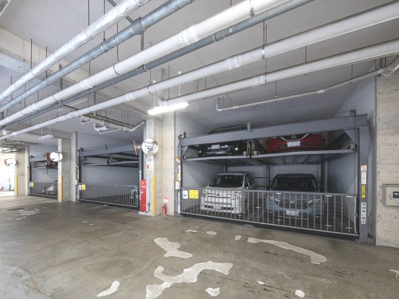 【CASA】ランフォルセ高槻パークガーデン≪LDK25帖超×ワイドスパンバルコニー≫ 大切な愛車を雨風や日差し、盗難から守る機械式駐車場完備。都会の貴重な駐車場で、安心のカーライフを実現します。