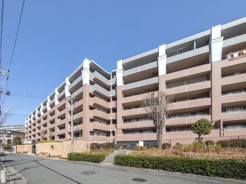 【CASA】ランフォルセ高槻パークガーデン≪LDK25帖超×ワイドスパンバルコニー≫ 穏やかな空気が流れる、緑豊かな住宅街に佇むレジデンス。陽当たりの良いバルコニーからは、心地よい風が吹き抜けます。
