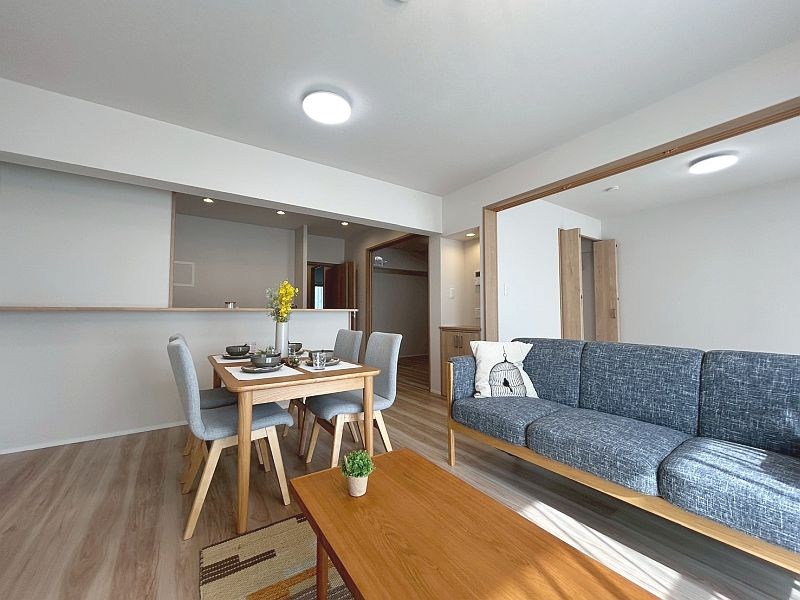 【CASA】宝塚御殿山マンション 15帖のリビングはベランダに面しており陽光差し込む明るく開放感のある空間です。