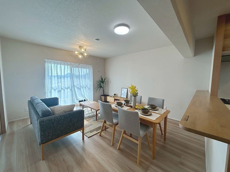 【CASA】宝塚御殿山マンション 長方形のリビングは家具配置がしやすい造り。