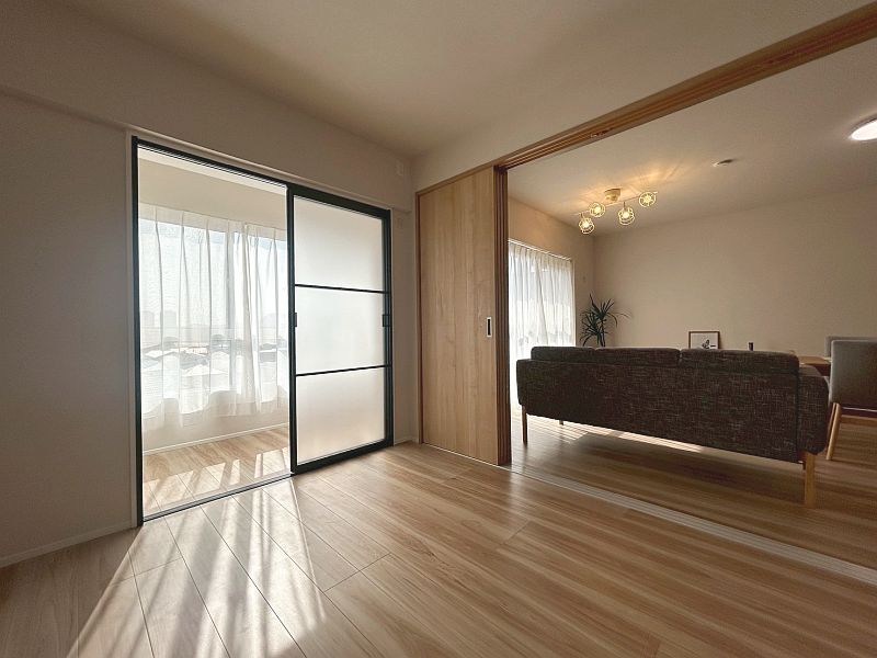【CASA】宝塚御殿山マンション リビングに面した洋室にはサンルームにつながっておりあたたかいひだまりの空間。