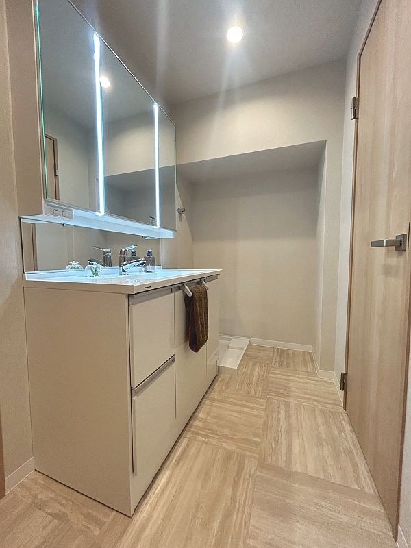 【CASA】宝塚御殿山マンション ゆとりを持った洗面所はリネン類も置く場所も設けられます。