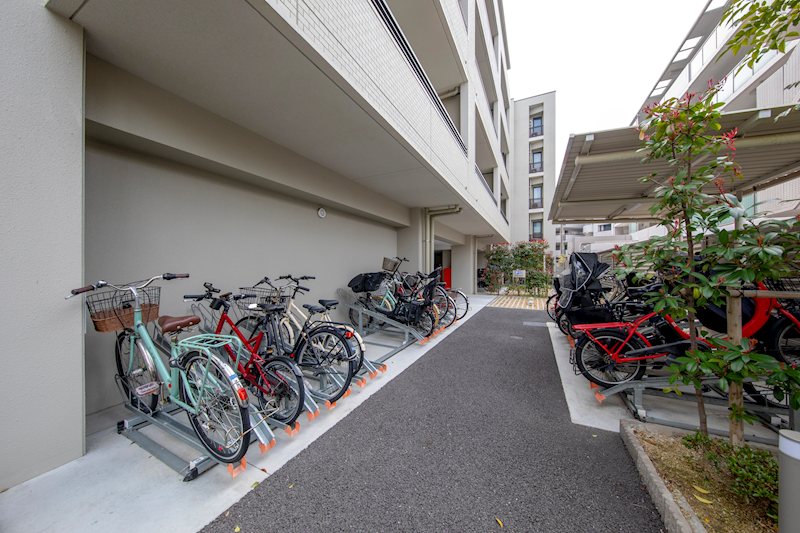 ワコーレ芦屋パークビスタ ◇駐輪場◇ラック付きの駐輪場は整理されており見た目も綺麗です。自転車同士も倒れにくいです。