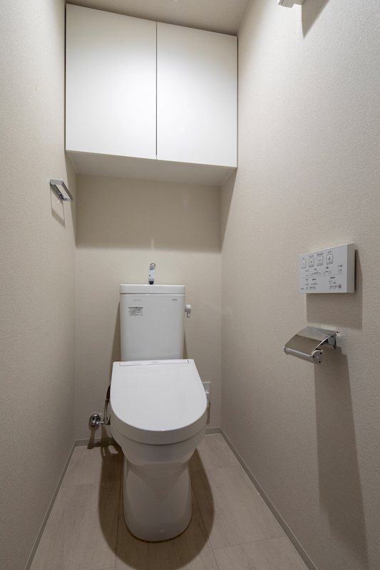 ワコーレ芦屋パークビスタ 清潔感あふれる落ち着いたトイレ。上段に収納があるためスッキリとしたスペースになります