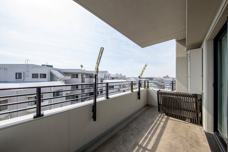 ワコーレ芦屋パークビスタ ゆとりある広さの明るいバルコニー。お洗濯はもちろん、お子様とちょこっと遊ぶスペースにも家庭菜園にもピッタリです！