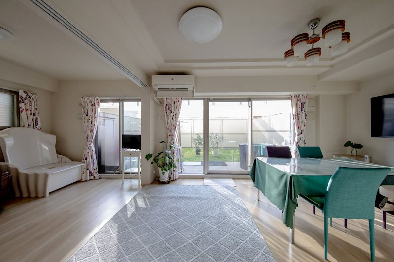 【CASA】エスリード京都山科セミリア≪専用庭（29㎡）付き、ペットと過ごす暮らし≫ 晴れた日にはお外を眺めたり、お気に入りの本を読みながらのんびりカフェタイムをお楽しみください。