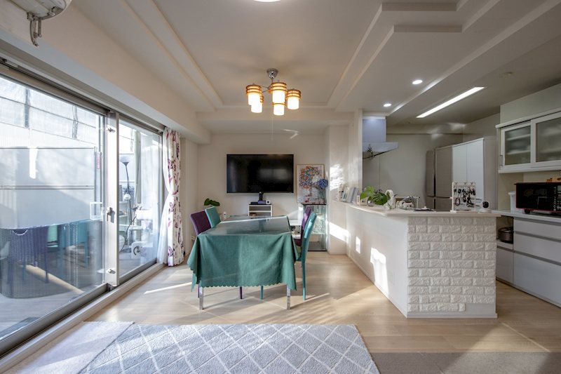 【CASA】エスリード京都山科セミリア≪専用庭（29㎡）付き、ペットと過ごす暮らし≫ 小さなお子様のいるご家庭もリビングの様子を見守りながらお料理できて安心♪