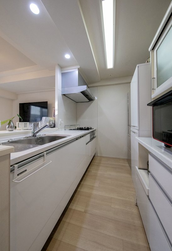 【CASA】エスリード京都山科セミリア≪専用庭（29㎡）付き、ペットと過ごす暮らし≫ 清潔感あふれる収納力のあるシステムキッチン！