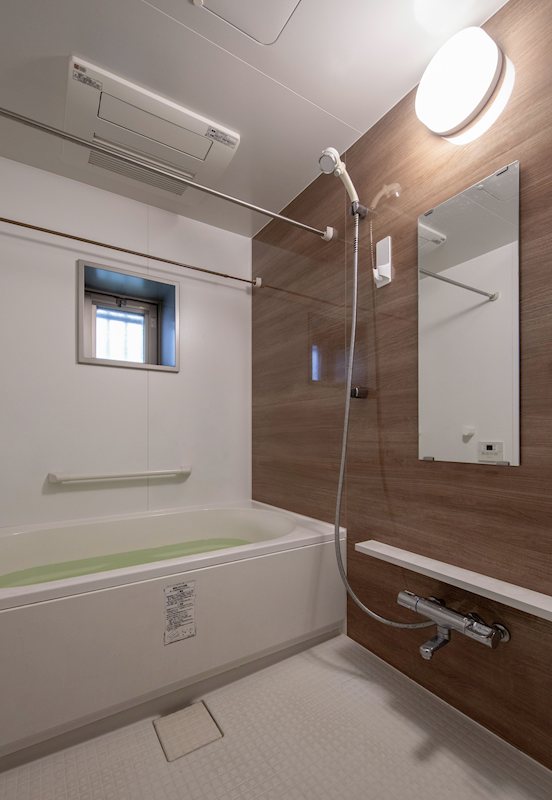 【CASA】エスリード京都山科セミリア≪専用庭（29㎡）付き、ペットと過ごす暮らし≫ 足を伸ばしせる広さの浴室。浴室乾燥機があると雨の日の洗濯物に便利です。