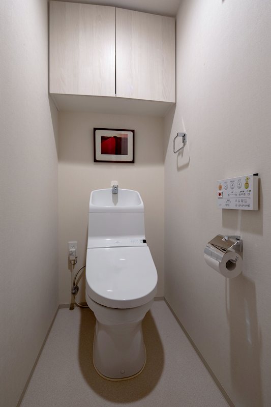 【CASA】エスリード京都山科セミリア≪専用庭（29㎡）付き、ペットと過ごす暮らし≫ 温水洗浄便座付きの高機能トイレです。