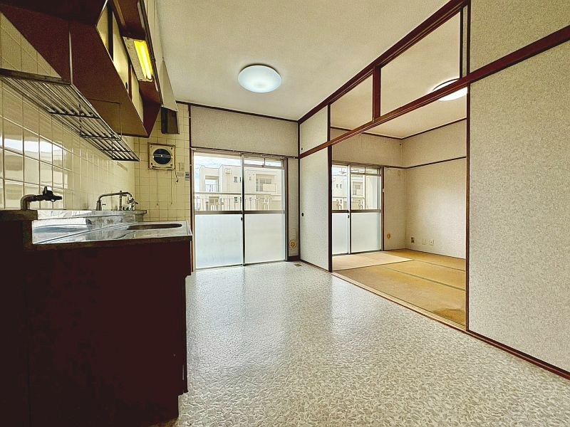 【CASA】若山台住宅34号棟 6帖のダイニングキッチンはバルコニーに面しており明るい空間。