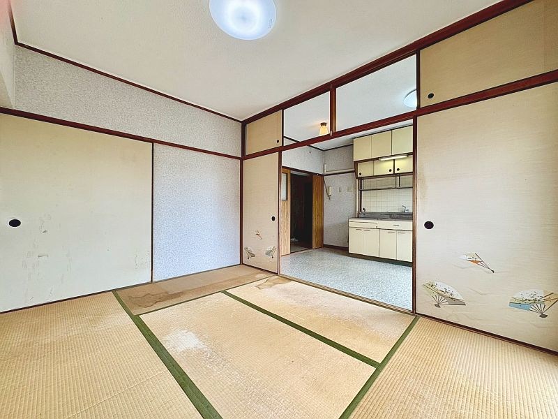 【CASA】若山台住宅34号棟 6帖の居室は、ダイニングキッチンと繋がっており開放的。